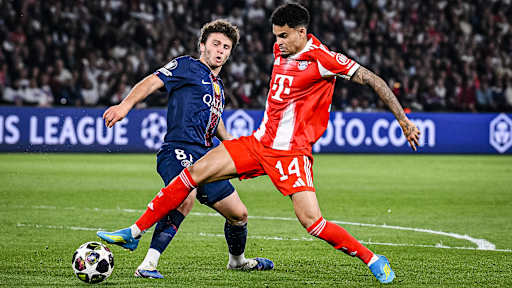 Luis Díaz im Zweikampf um den Ball während des Halbfinal-Hinspiels des FC Bayern in der Champions League bei Paris Saint-Germain
