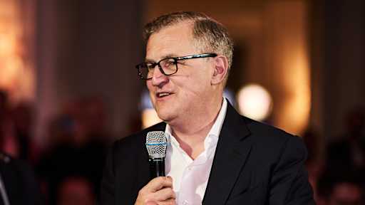 Jan-Christian Dreesen spricht auf dem Bankett des FC Bayern in Paris