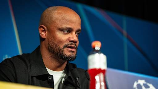Vincent Kompany auf der Pressekonferenz nach dem Halbfinal-Hinspiel des FC Bayern in der Champions League bei Paris Saint-Germain