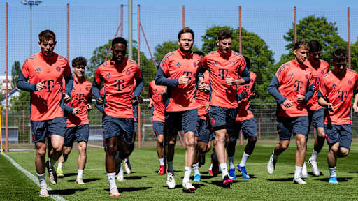Die FC Bayern Amateure laufen gemeinsam.