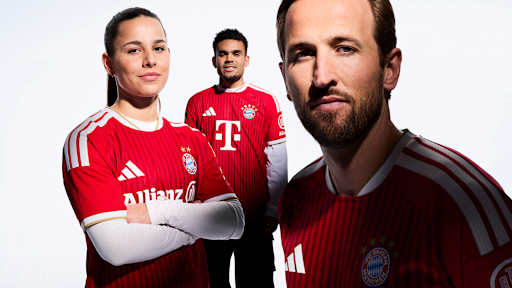 Lena Oberdorf, Luis Diaz und Harry tragen das neue rote Home Trikot des FC Bayern für die Saison 2026/27