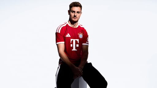 Josip Stanisic im neuen roten Home Trikot des FC Bayern für die Saison 2026/27