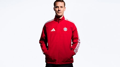 Manuel Neuer in der neuen roten Anthem Jacket des FC Bayern für die Saison 2026/27