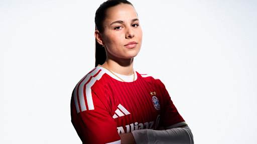 Lena Oberdorf im neuen roten Home Trikot des FC Bayern für die Saison 2026/27