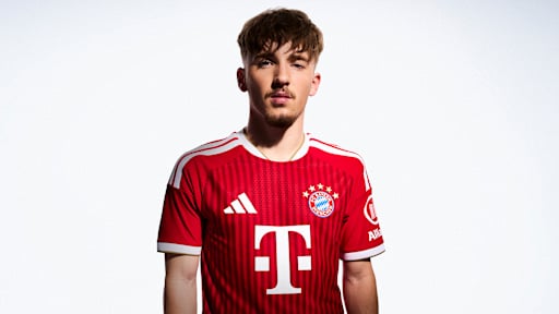 Lennart Karl im neuen roten Home Trikot des FC Bayern für die Saison 2026/27