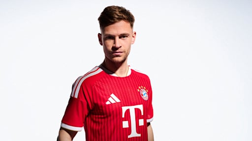 Joshua Kimmich im neuen roten Home Trikot des FC Bayern für die Saison 2026/27