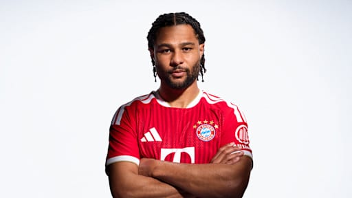 Serge Gnabry im neuen roten Home Trikot des FC Bayern für die Saison 2026/27