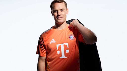 Manuel Neuer im neuen orangenen Torwarttrikot des FC Bayern für die Saison 2026/27