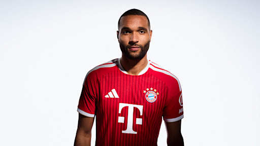 Jonathan Tah im neuen roten Home Trikot des FC Bayern für die Saison 2026/27