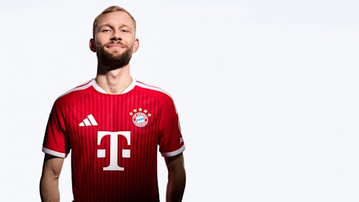Konrad Laimer im neuen roten Home Trikot des FC Bayern für die Saison 2026/27
