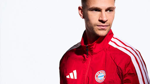 Joshua Kimmich trägt die neue rote Anthem Jacket des FC Bayern für die Saison 2026/27