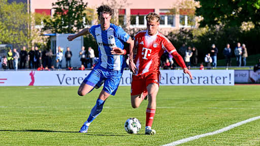 Kurt Rüger im Zweikampf um den Ball mit seinem Gegenspieler.
