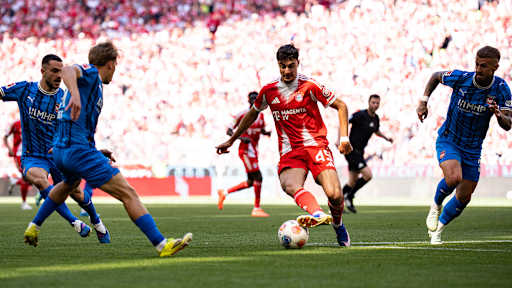 Aleksandar Pavlovic am Ball im Bundesliga-Spiel des FC Bayern gegen den 1. FC Heidenheim