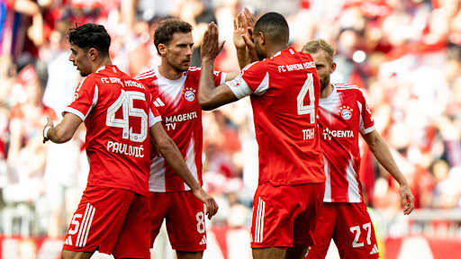 Leon Goretzka klatscht ab mit Jonathan Tah nach dem 1:2 im Bundesliga-Spiel des FC Bayern gegen den 1. FC Heidenheim
