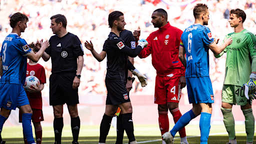 Begrüßung der beiden Mannschaften vor Anpfiff im Bundesliga-Spiel des FC Bayern gegen den 1. FC Heidenheim