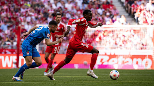 Nicolas Jackson enteilt Gegenspieler Arijon Ibrahimovic im Bundesliga-Spiel des FC Bayern gegen den 1. FC Heidenheim