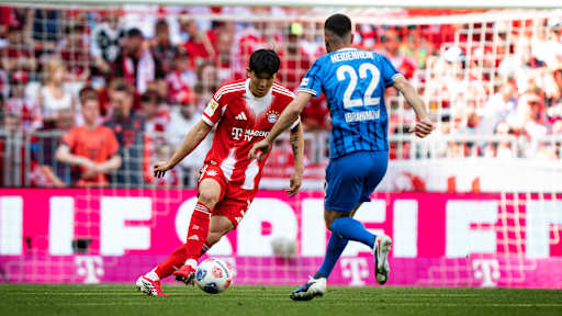 Minjae Kim am Ball im Bundesliga-Spiel des FC Bayern gegen den 1. FC Heidenheim