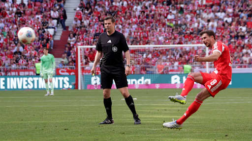 Leon Goretzka tritt einen direkten Freistoß zum 1:2 im Bundesliga-Spiel des FC Bayern gegen den 1. FC Heidenheim