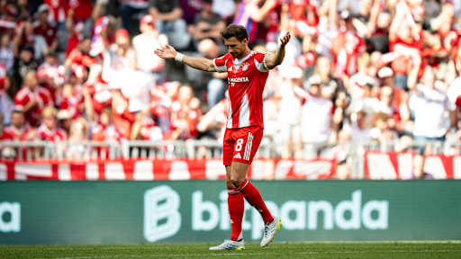 Leon Goretzka jubelt nach dem 1:2 im Bundesliga-Spiel des FC Bayern gegen den 1. FC Heidenheim