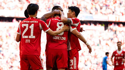 Jubeltraube um Leon Goretzka nach dem 2:2 Leon Goretzka tritt einen direkten Freistoß zum 1:2 im Bundesliga-Spiel des FC Bayern gegen den 1. FC Heidenheim
