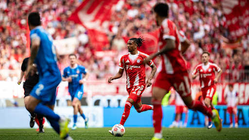 Michael Olise am Ball im Bundesliga-Spiel des FC Bayern gegen den 1. FC Heidenheim