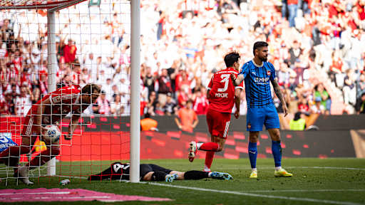 Harry Kane holt den Ball aus dem Tor nach dem 3:3 im Bundesliga-Spiel des FC Bayern gegen den 1. FC Heidenheim