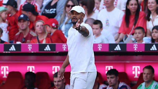 Vincent Kompany gibt Anweisungen während des Spiels gegen Heidenheim.