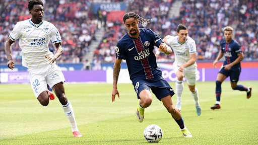 Bradley Barcola dribbelt mit dem Ball im Spiel gegen Lorient