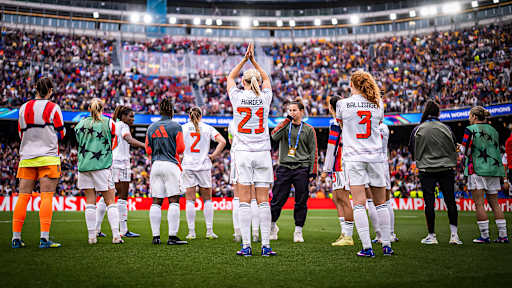 Die FC Bayern Frauen bedanken sich bei ihren Fans nach dem Halbfinal-Rückspiel in der Champions League beim FC Barcelona