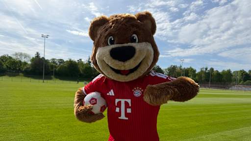 Berni an der Säbener Straße mit dem neuen Heimtrikot.