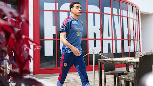 Jamal Musiala betritt den Platz beim Training des FC Bayern zwei Tage vor dem Rückspiel gegen PSG in der Champions League