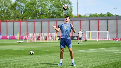 Aleksandar Pavlovic jongliert mit Ball im Training des FC Bayern zwei Tage vor dem Rückspiel gegen PSG in der Champions League