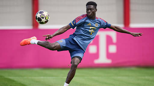 Bara Sapoko Ndyaye setzt zum Schuss an im Training des FC Bayern zwei Tage vor dem Rückspiel gegen PSG in der Champions League