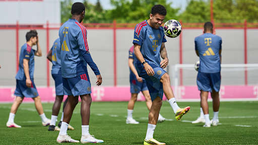 Luis Diaz jongliert mit Ball im Training des FC Bayern zwei Tage vor dem Rückspiel gegen PSG in der Champions League