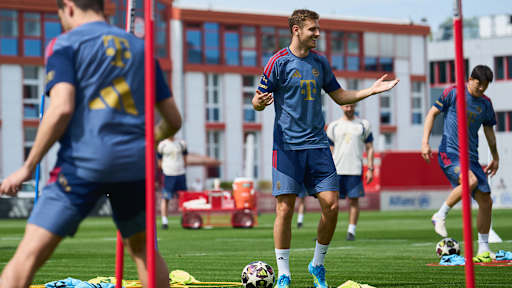 Josip Stanisic lachend im Training des FC Bayern zwei Tage vor dem Rückspiel gegen PSG in der Champions League