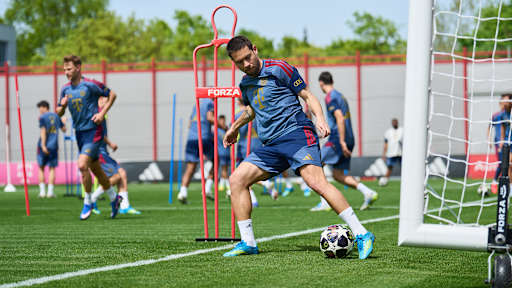 Raphael Guerreiro am Ball im Training des FC Bayern zwei Tage vor dem Rückspiel gegen PSG in der Champions League