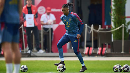Michael Olise am Ball im Training des FC Bayern zwei Tage vor dem Rückspiel gegen PSG in der Champions League