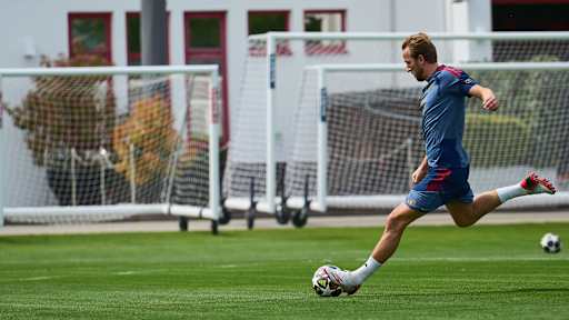Harry Kane setzt zum Schuss an im Training des FC Bayern zwei Tage vor dem Rückspiel gegen PSG in der Champions League