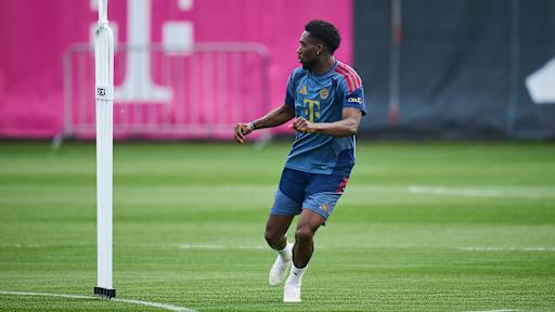 Alphonso Davies erwartet einen Pass im Training des FC Bayern zwei Tage vor dem Rückspiel gegen PSG in der Champions League