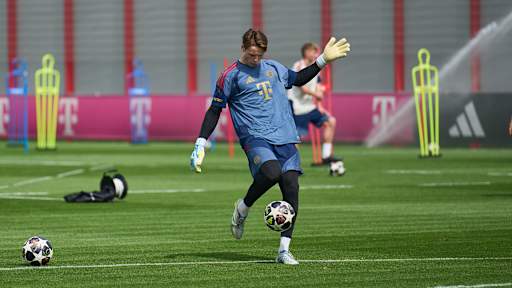 Jonas Urbig spielt den Ball im Training des FC Bayern zwei Tage vor dem Rückspiel gegen PSG in der Champions League