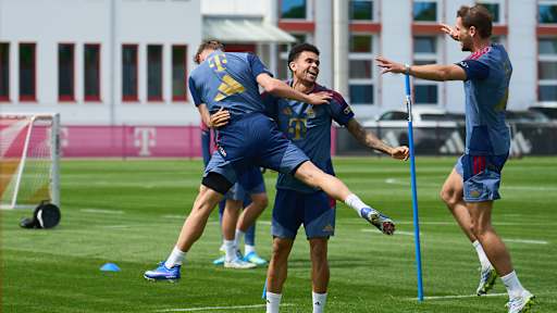 Luis Diaz jubelt mit den Kollegen im Training des FC Bayern zwei Tage vor dem Rückspiel gegen PSG in der Champions League
