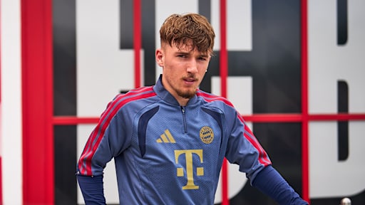 Lennart Karl betritt lächelnd den Platz im Abschlusstraining des FC Bayern vor dem Halbfinalrückspiel gegen Paris Saint-Germain in der Champions League