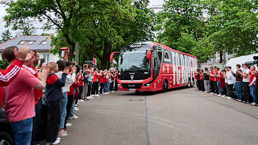 Mitarbeiter des FC Bayern verabschieden die Mannschaft vor dem Champions League-Spiel gegen Paris Saint-Germain.
