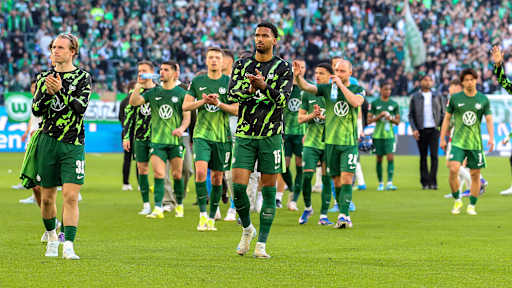 Spieler des VfL Wolfsburg applaudieren nach einem Bundesliga-Spiel.