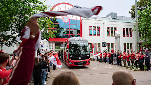 Mitarbeiter des FC Bayern verabschieden das Team bei der Busabfahrt an der Säbener Straße.