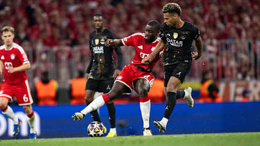 Dayot Upamecano im Zweikampf mit Desiré im Rückspiel des FC Bayern gegen Paris Saint-Germain in der Champions League