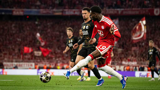 Alphonso Davies am Ball im Rückspiel des FC Bayern gegen Paris Saint-Germain in der Champions League