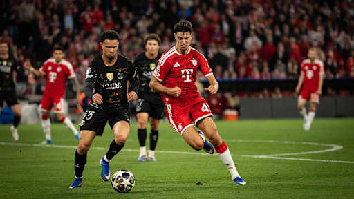 Aleksandar Pavlovic im Zweikampf mit Zaire-Emery im Halbfinalrückspiel des FC Bayern gegen PSG
