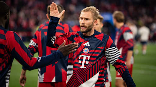 Konrad Laimer klatscht ein mit Dayot Upamecano vor Anpfiff im Rückspiel des FC Bayern gegen Paris Saint-Germain in der Champions League