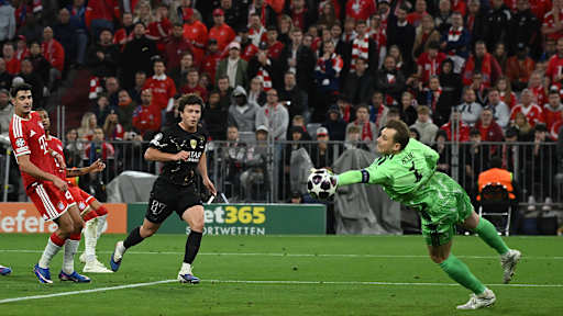 Manuel Neuer zeigt eine starke Parade im Rückspiel des FC Bayern gegen Paris Saint-Germain in der Champions League